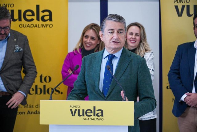 El consejero de la Presidencia, Antonio Sanz, en su atención a los medios de comunicación tras inaugurar el nuevo Punto Vuela en Prado del Rey (Cádiz). 