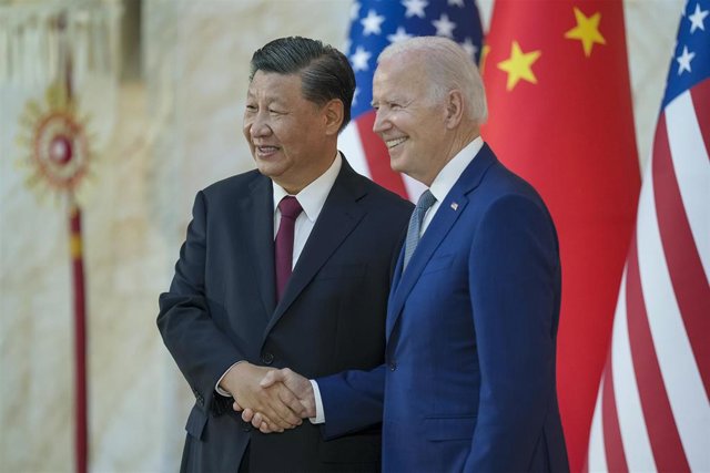 Archivo - El presidente de China, Xi Jinping, y el de Estados Unidos, Joe Biden, se saludan en Indonesia en noviembre de 2022