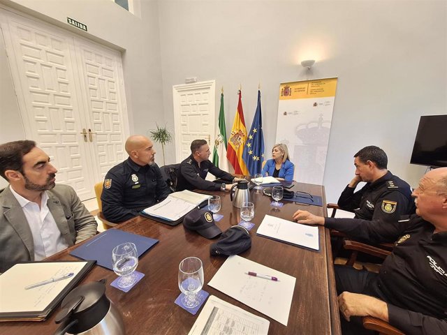 Isabel Mayo con el comisario provincial