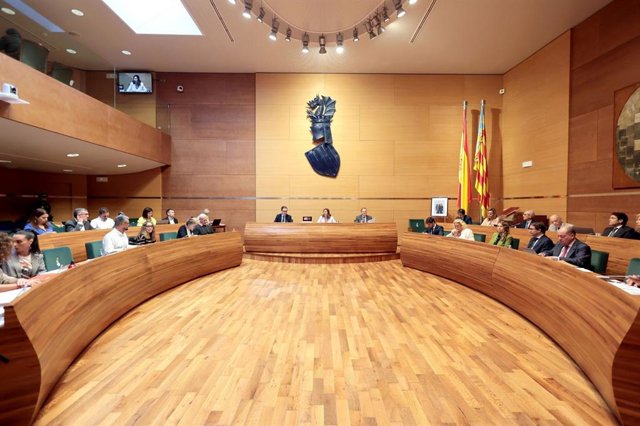Imagen del pleno ordinario de octubre del Ayuntamiento de València, celebrado en la Diputación de Valencia por las obras en el hemiciclo municipal.