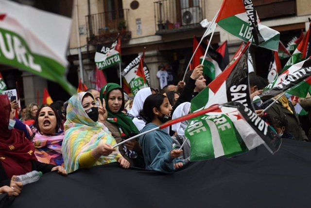 Archivo - Una bandera española tirada en el suelo en una manifestación convocada por la Coordinadora Estatal de Asociaciones Solidarias con el Sáhara (CEAS-Sáhara), frente al Ministerio de Asuntos Exteriores, a 26 de marzo de 2022, en Madrid (España)