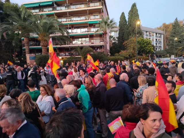 Ciento de personas se concentran en Málaga ante la Subdelegación del Gobierno donde se reúnen Sánchez y Scholz