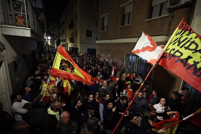 Concentración contra la amnistía en la sede del PSOE-A