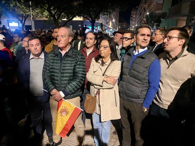 La presidenta de Les Corts, Llanos Massó, participa en una protesta ante la sede del PSPV en Castelló de la Plana
