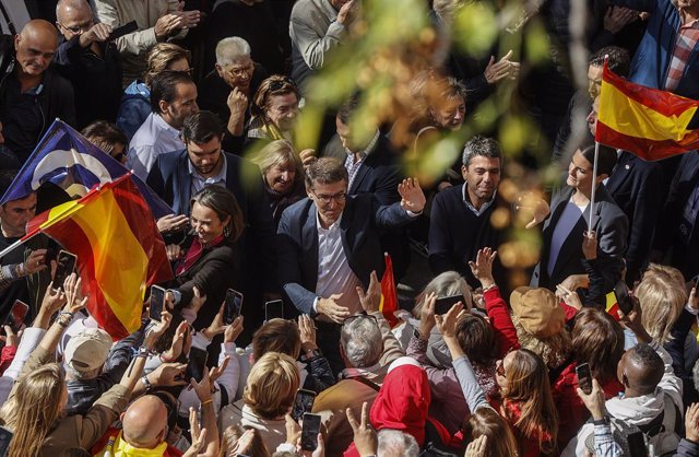 La secretària general del Partit Popular, Cuca Gamarra, el president del Partit Popular, Alberto Núñez Feijóo, i el president del PPCV i president de la Generalitat Valenciana, Carlos Mazón, durant un acte del PP contra l'amnistia (València)