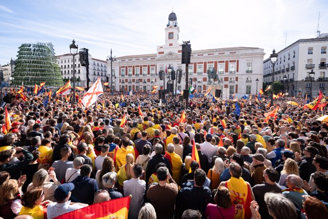 Miles de manifestantes durante una concentración contra la amnistía, en la Puerta del Sol, a 12 de noviembre de 2023, en Madrid (España).