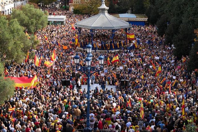 Miles de personas se concentran en la Plaza de Pombo contra la amnistía.