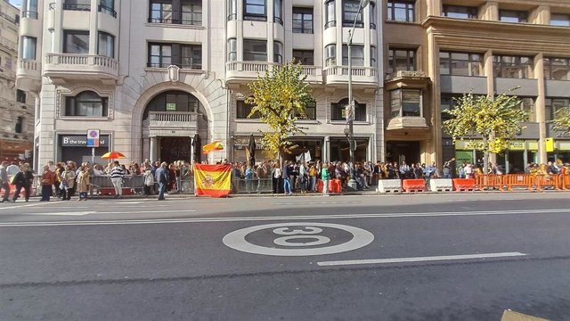 Concentración ante la sede del PSE-EE de Bilbao convocada por Vox contra la Ley de amnistía.
