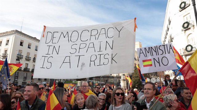 Varias pancartas durante una manifestación contra la amnistía, en la Puerta del Sol, a 12 de noviembre de 2023, en Madrid (España). 