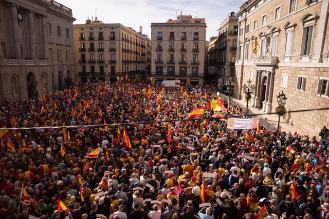 La concentració a la plaça Sant Jaume davant del Govern i l'Ajuntament