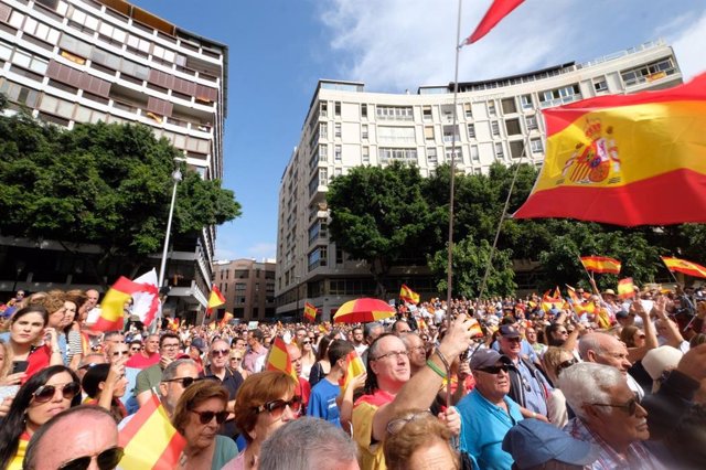 Miles de personas secundan en Las Palmas de Gran Canaria la manifestación convocada por el Partido Popular en todas las capitales de provincia en defensa de la igualdad de todos los españoles y en contra de la amnistía