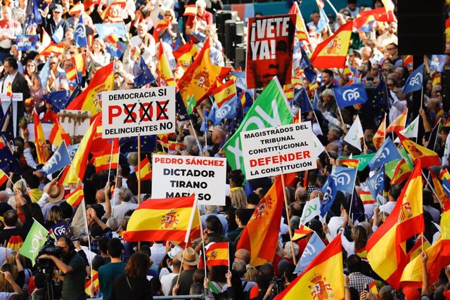 Cientos de personas durante una manifestación contra la amnistía, a 12 de noviembre de 2023, en Murcia, Región de Murcia (España). 