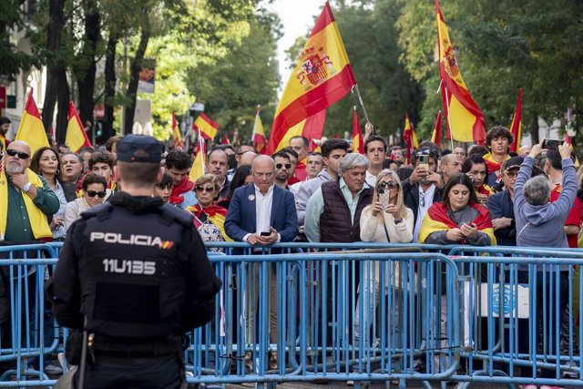 Un Agente de la Policía Nacional durante una concentración contra la amnistía, frente a la sede del PSOE, a 12 de noviembre de 2023, en Madrid (España). 