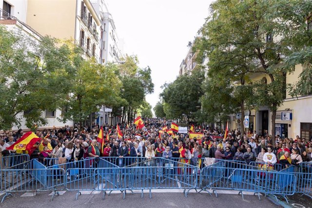 Miles de manifestantes durante una concentración contra la amnistía, frente a la sede del PSOE, a 12 de noviembre de 2023, en Madrid (España).