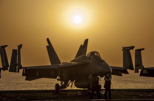 Archivo - Oct. 21, 2014 - Uss Carl Vinson, United States of America - A U.S. Navy F/A-18E Super Hornet fighter aircraft is silhouetted by the setting sun on the flight deck of the aircraft carrier USS Carl Vinson during operations against the Islamic Stat