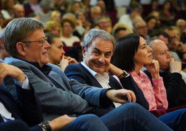 El secretario general del PSPV-PSOE, Ximo Puig (i), y el expresidente del Gobierno, José Luis Rodríguez Zapatero (d) durante el acto 'Vota Sí. Por un Gobierno Progresista y una España Plural', en la sede de UGT en València, a 3 de noviembre de 2023, en Va