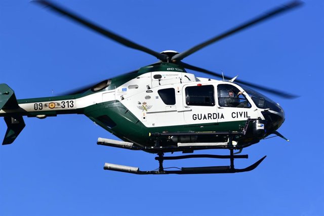 Archivo - Un helicóptero de la Guardia Civil en imagen de archivo