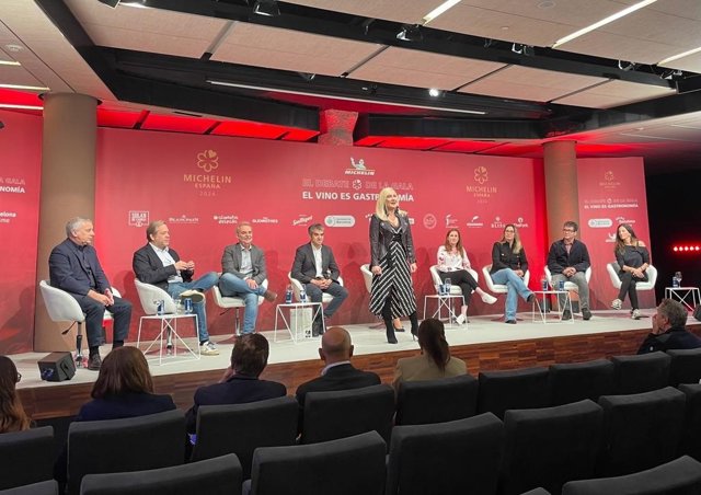 Mònica Rius y los profesionales participantes en el debate 'El vino es gastronomía' de la Guía Michelin.