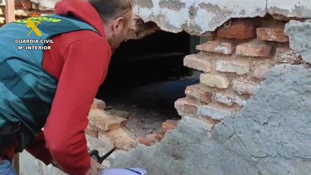 Butrón hecho en la nave de Lora del Río (Sevilla) para robar el gasoil de la maquinaria agrícola.
