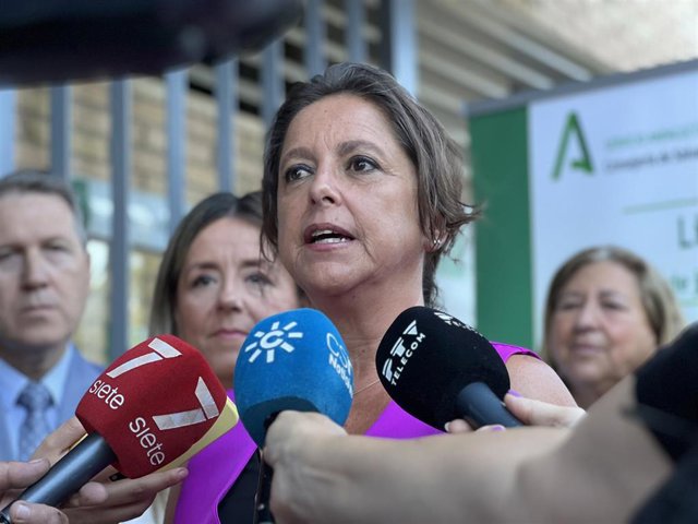 Archivo - Imagen de archivo de la consejera de Salud y Consumo, Catalina García, atendiendo a los periodistas.