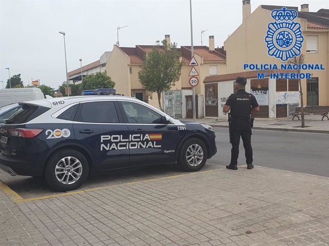 Archivo - Agente de la Policía Nacional durante un dispositivo de vigilancia en Rota. 