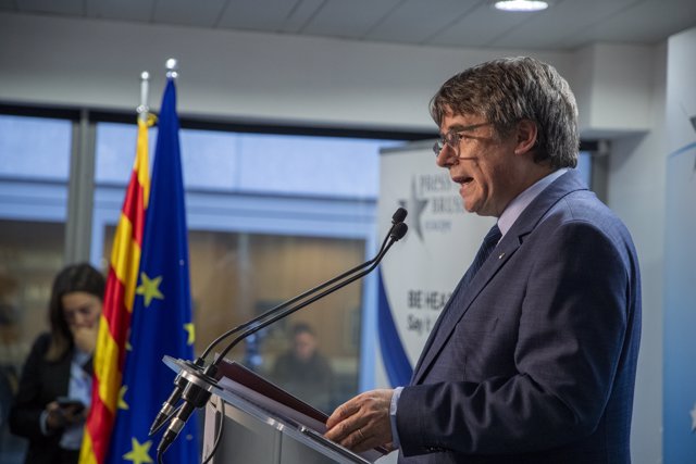 El expresidente de la Generalitat y eurodiputado de Junts, Carles Puigdemont, comparece en una rueda de prensa para explicar los detalles del acuerdo de investidura con el PSOE, en el Parlamento Europeo, a 9 de noviembre de 2023, en Bruselas (Bélgica)
