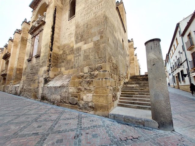 Archivo - Esquina suroriental de la fachada de la Mezquita-Catedral de Córdoba en la que intervendrá el Cabildo.