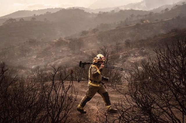 Un bombero en el incendio que afecta a la zona de Venta de los Condes en Mijas y que ya ha obligado al desalojo preventivo de varias urbanizaciones.