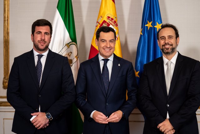 El presidente de la Junta de Andalucía, Juanma Moreno, junto al presidente de Abengoa, Enrique Riquelme, en el Palacio de San Telmo , a 13 de noviembre de 2023 en Sevilla (Andalucía, España).