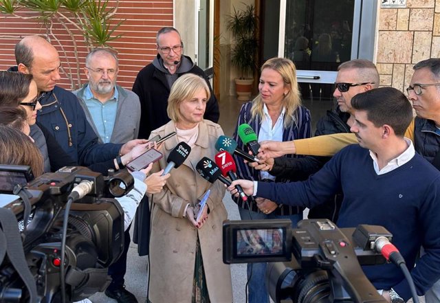 La alcaldesa de Jerez y presidenta de la Federación Española de Municipios y Provincias (FEMP), María José García-Pelayo, atiende a los medios tras visitar el Hogar San Juan, que acoge a 30 migrantes llegados de Canarias