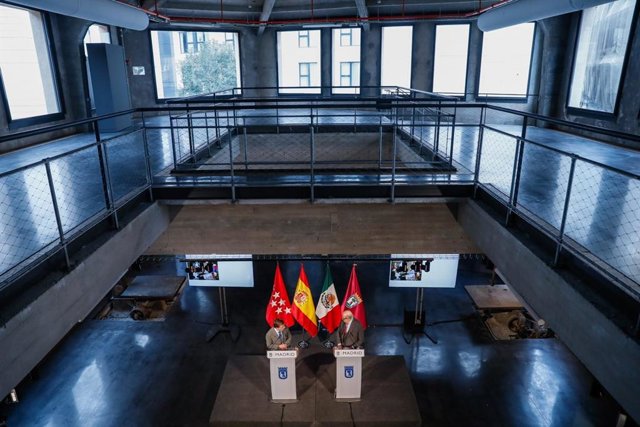 El alcalde de Madrid, José Luis Martínez-Almeida, y el empresario y coleccionista Juan Antonio Pérez Simón en Serrería Belga