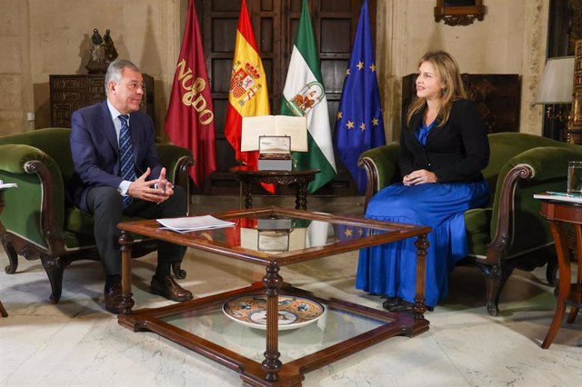 El alcalde de Sevilla, José Luis Sanz, con la portavoz de Vox en el Ayuntamiento, Cristina Peláez.