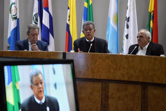 El expresidente de Guatemala Vinicio Cerezo, el expresidente de la República Dominicana Leonel Fernández y el expresidente de Colombia Ernesto Samper, durante un acto en Madrid