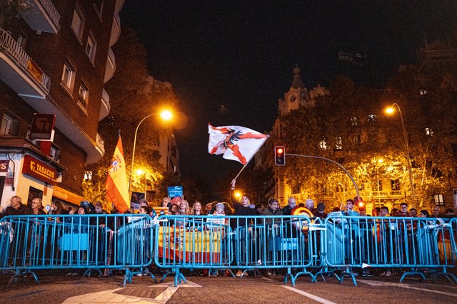 Varias personas durante una manifestación contra la amnistía frente a la sede del PSOE en Ferraz, a 13 de noviembre