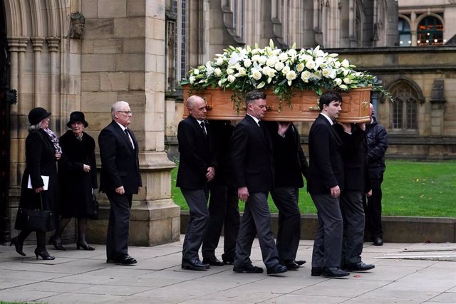 El féretro con el cuerpo de Bobby Charlton a su salida de la Catedral de Manchester