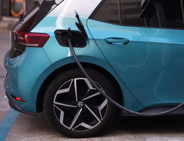 Archivo - Un coche recibe carburante, en una gasolinera