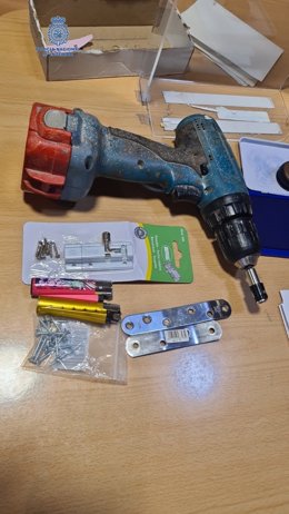 Herramienta usada por el padre para atornillar la puerta.