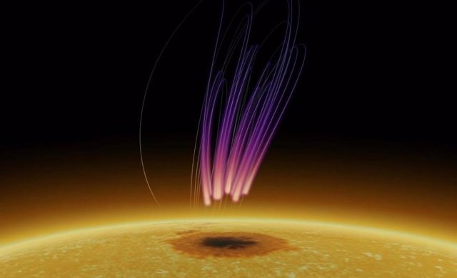 Los científicos descubren emisiones de radio prolongadas sobre una mancha solar, similares a las observadas antes en las regiones polares de planetas y ciertas estrellas, que pueden remodelar nuestra comprensión de las explosiones de radio estelares