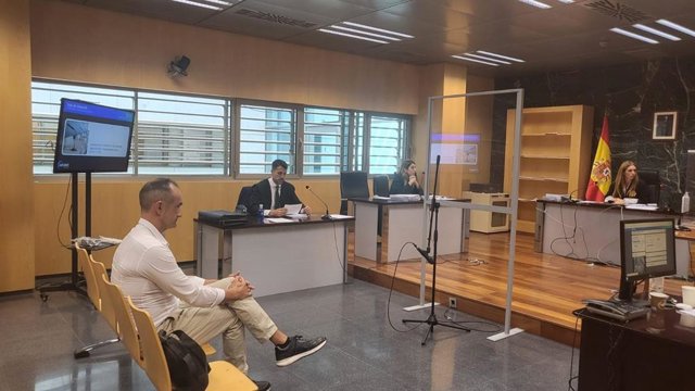 Archivo - Cosme Prenafeta antes de comenzar la vista oral en el Juzgado de lo Penal 4 de Almería