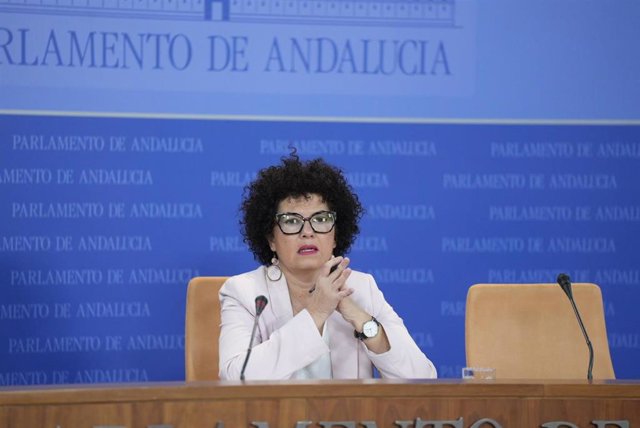 La presidenta del Grupo Mixto-Adelante Andalucía, Maribel Mora, en rueda de prensa en el Parlamento andaluz.