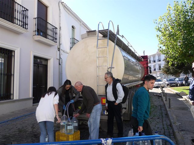 Vecinos de las comarcas del norte de la provincia cordobesa, El Guadiato y Los Pedroches, se abastecen de agua potable en camiones cisterna.