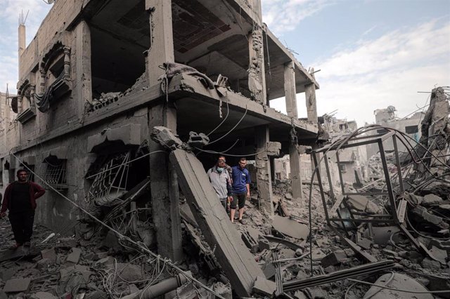 Edificio destruido por los ataques en el campo de refugiados de Bureij, en la Franja de Gaza