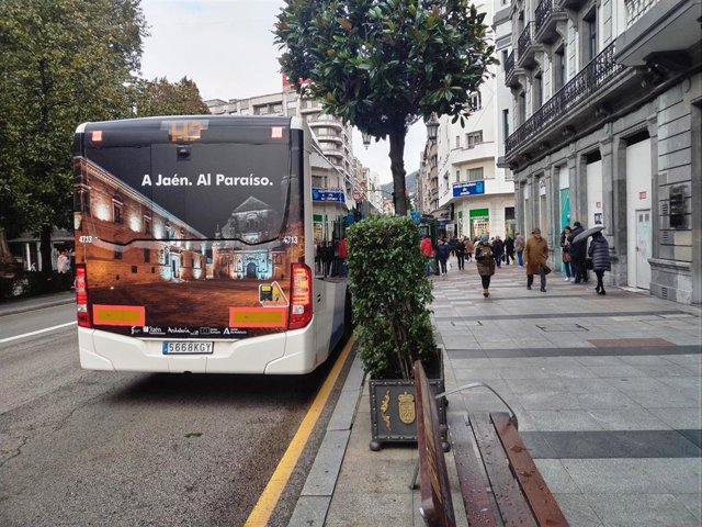 Autobús urbano de Oviedo con la publicidad de Jaén como destino turístico