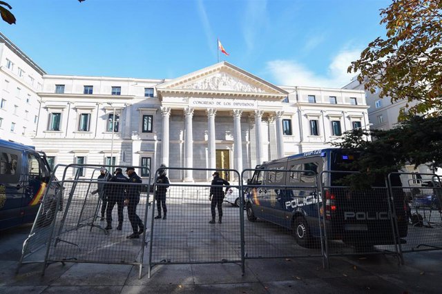 Un furgón de la Policía Nacional controla la zona del Congreso de los Diputados el día en el que PSOE y Junts han cerrado un acuerdo para la investidura, a 9 de noviembre de 2023, en Madrid (España). PSOE y Junts han cerrado un acuerdo para investir al pr