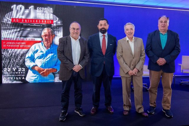 Presentación de un acto de homenaje al periodista José Ángel de la Casa y a los protagonistas del 12 a 1 a Malta, en el estadio de La Cartuja.