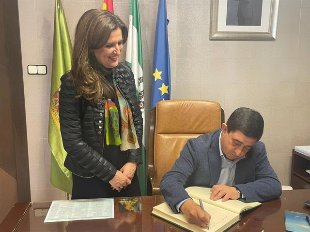 Reyes firma en el libro de honor del Ayuntamiento de Alcaudete