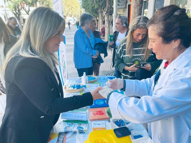 La delegada Elena González se somete a la prueba de la glucosa en su visita a la mesa informativa de ADEN