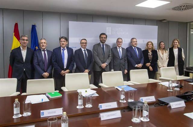 El vicepresidente primeiro y conselleiro de Presidencia, Xustiza e Deportes, Diego Calvo, y el presidente del Tribunal Superior de Xustiza de Galicia (TSXG), José María Gómez y Díaz-Castroverde