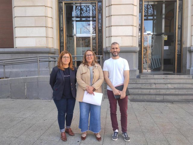 La portavoz del PP en la Diputación Provincial de Zaragoza (DPZ), María del Carmen Lázaro, junto a los diputados 'populares' Marta Mayoral y Raúl Cuevas.