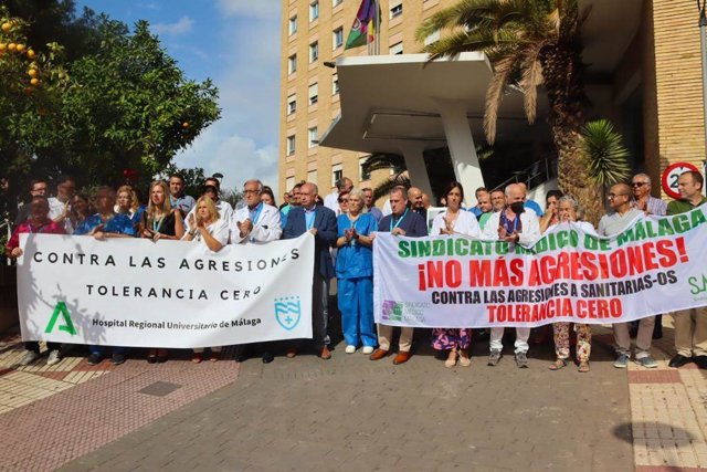 Archivo - Imagen de archivo de una concentración de respulsa por agresiones a sanitarios.